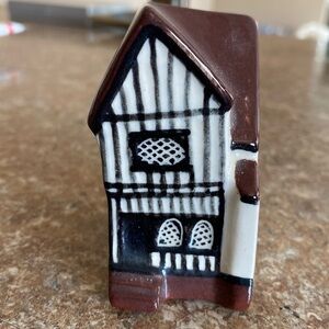 Vintage Pottery Crooked House Made In England #32  Approx 3” tall by 2 1/2”W
C